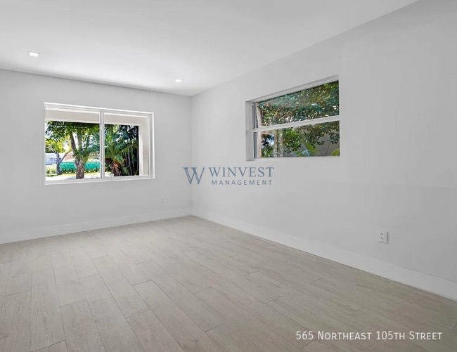 Building Photo - 565 NE 105th St