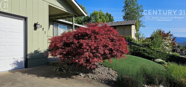 Building Photo - Single Family Home in NE Grants Pass with RV Parking