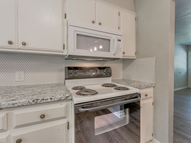 Building Photo - 3 Bedroom 1 Bath Home in Shawnee!