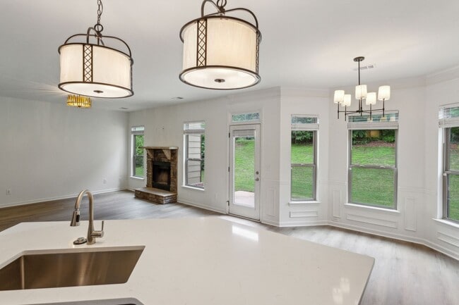 Building Photo - 5 Bed 3 Bath in Jonesboro!