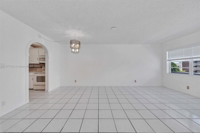 Building Photo - 751 Pine Dr