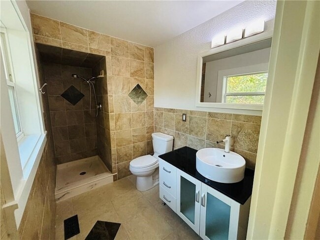 Building Photo - 700 E Edna St