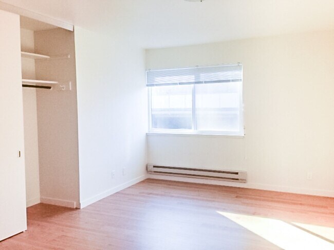 Building Photo - Stunning Remodeled 2BR/2BATHROOM Flat! Fir...