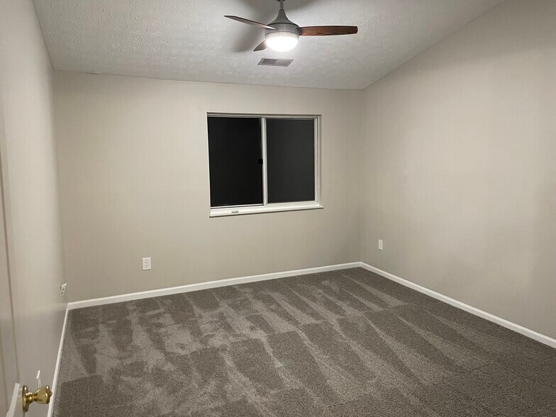 Main Bedroom - 400 Lakeview Dr