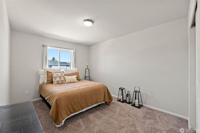 Building Photo - AVAILABLE NOW JULY FREE Yelm home builit i...