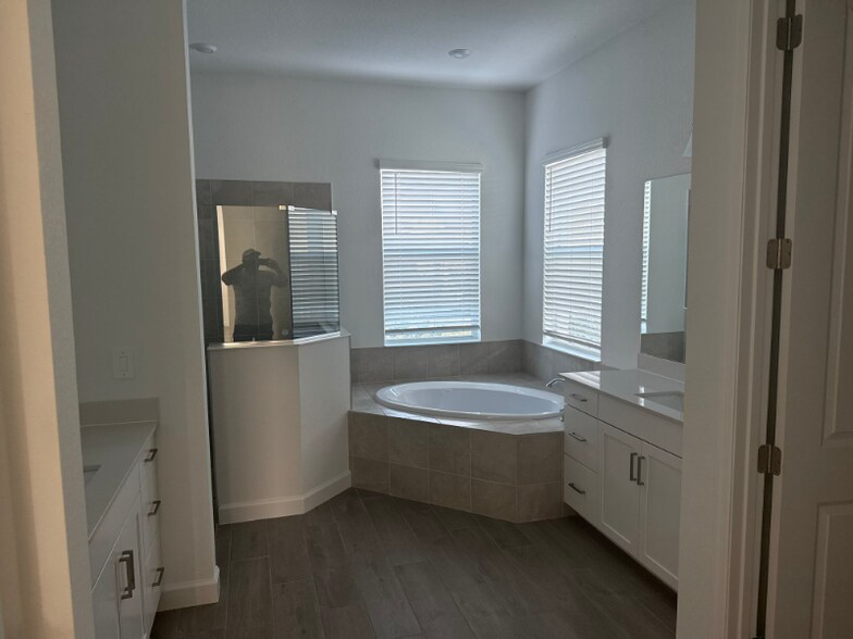 Building Photo - 7796 Lakes Edge Ln