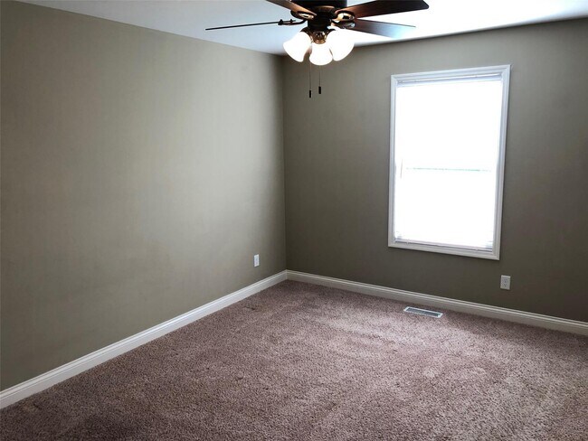 Building Photo - 114 Prairie Bluffs Dr