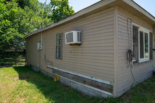 Building Photo - 528 E Lake St