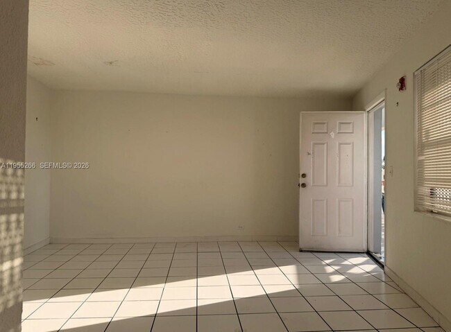 Building Photo - 1610 NW N River Dr