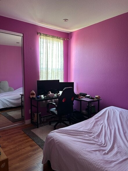 Building Photo - 1020 S San Marino Way