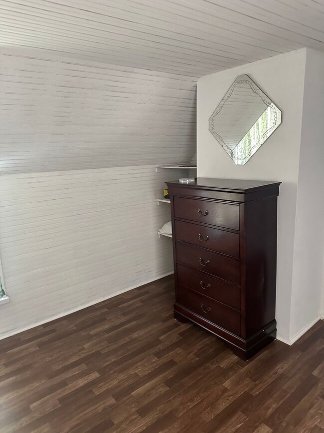 Building Photo - 4 Bedroom, 2 Bath farm house out in the Co...