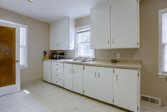Building Photo - Charming 2 Bedroom With Spacious Living In...