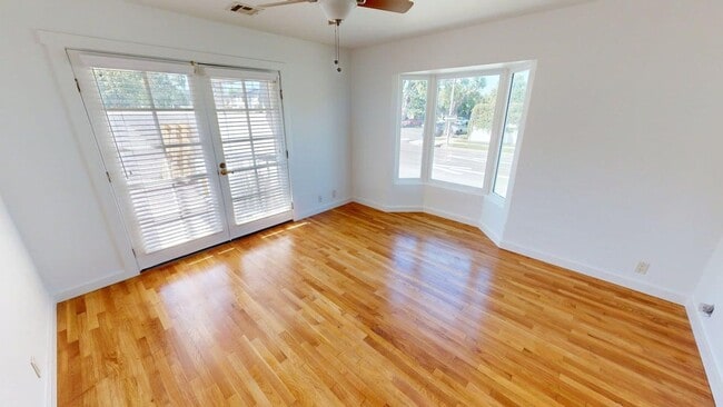 Building Photo - Beautiful Spanish Cottage in Coronado Village with AC and Garage