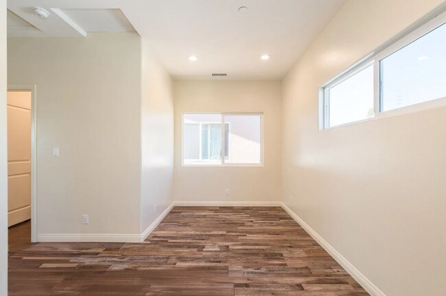 Building Photo - 3258 Dundas St