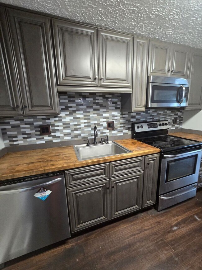 Building Photo - Beautiful 3 Bedroom with Bonus Room in Dec...