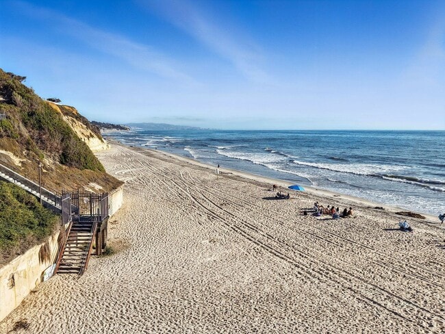Building Photo - 2BR / 2.5BA Townhome in Prime Solana Beach...