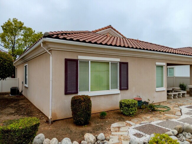 Building Photo - 1716 N Forest Oaks Dr