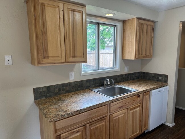 Building Photo - Unique 4 bed 1 1/2 bath duplex in Springfi...