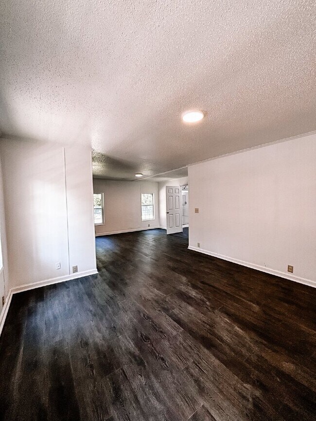 Building Photo - 1030 Greenhill Rd