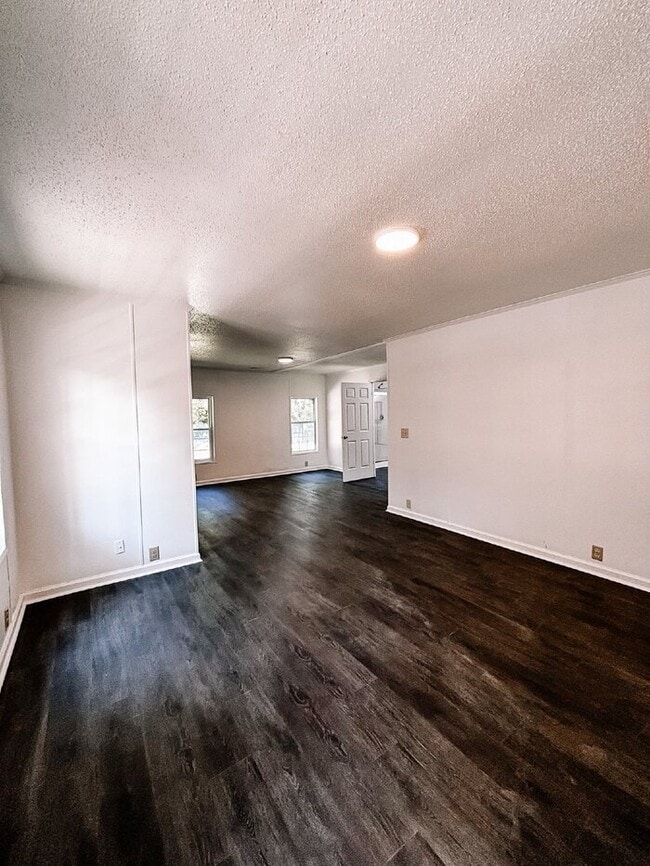 Building Photo - Spacious 4-Bed, 3-Bath Retreat on Greenhill Rd – 2000 Sq Ft of Charleston Charm!