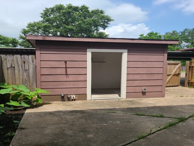 Building Photo - 1053 Willow Oaks Cir