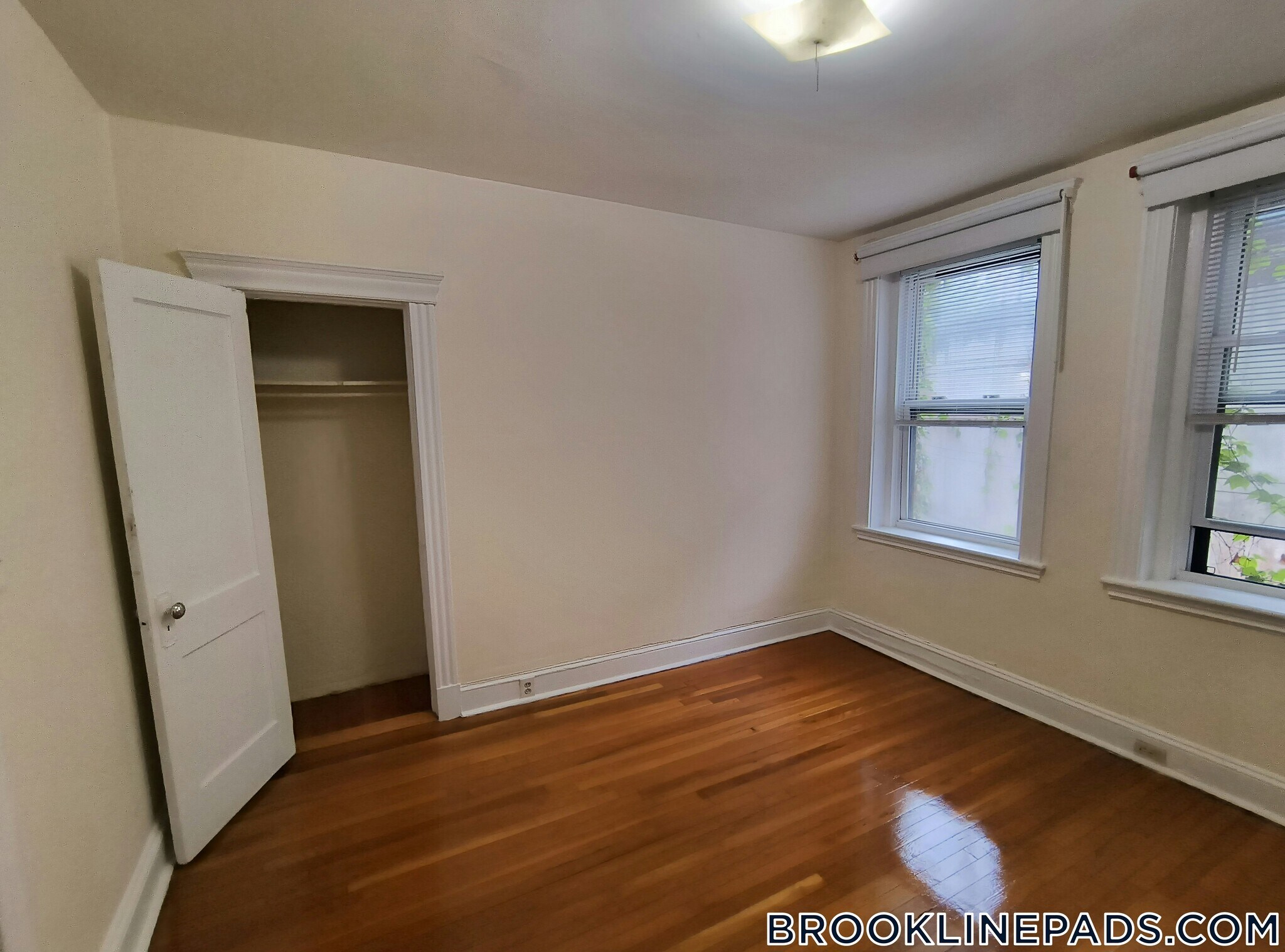 Building Photo - 352 Riverway