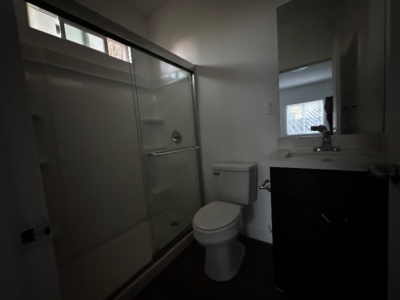 Building Photo - 1083 W 9th St