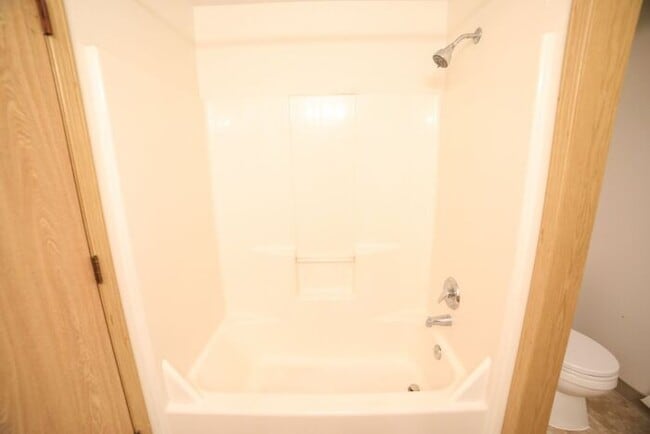 Building Photo - Townhome with Fresh Updates!!