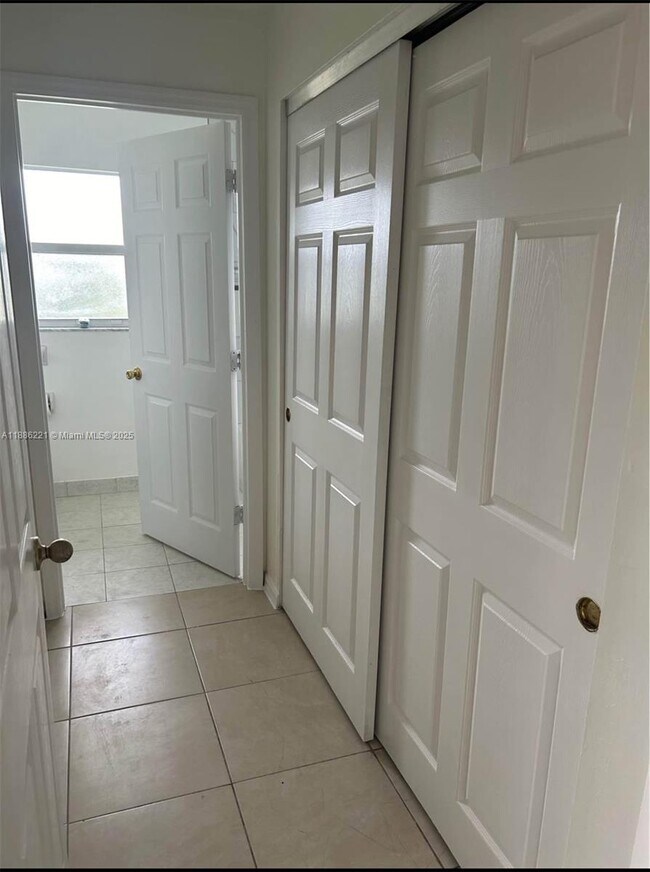 Building Photo - 2422 Vernon Ave S