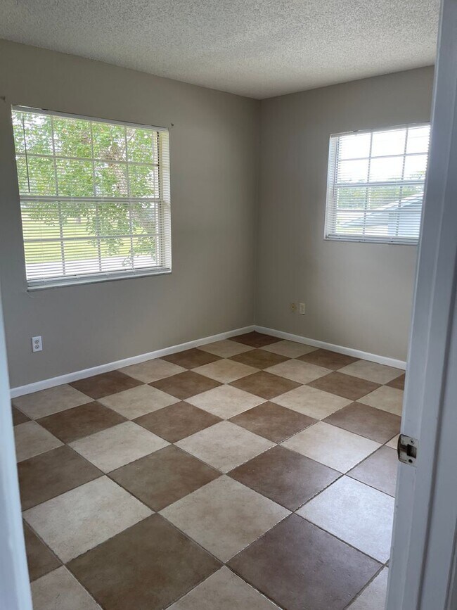 Building Photo - Adorable three bedroom two bath one car ga...