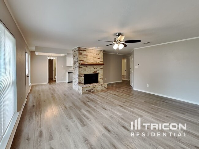 Building Photo - 828 W Embercrest Dr