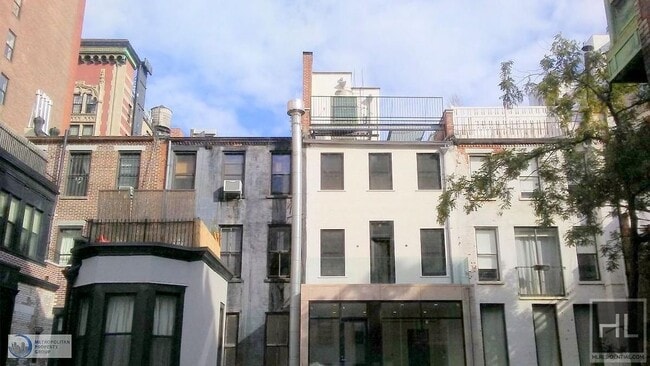 Building Photo - 39 E 65th St