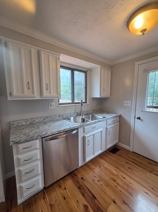 Building Photo - 5225 Wolf Run Dr