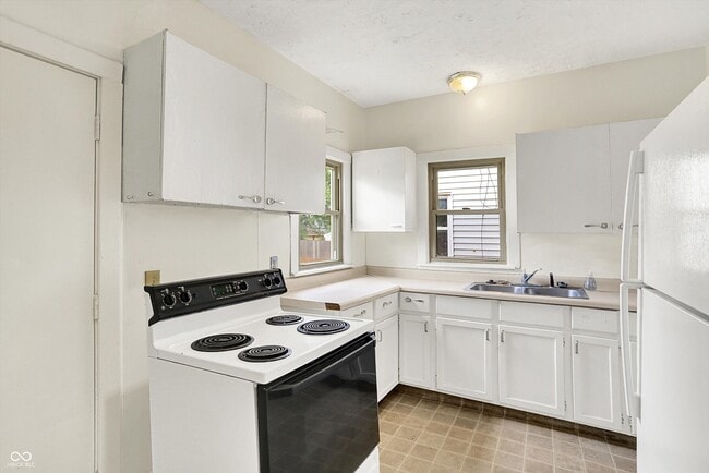 Building Photo - 628 N Riley Ave