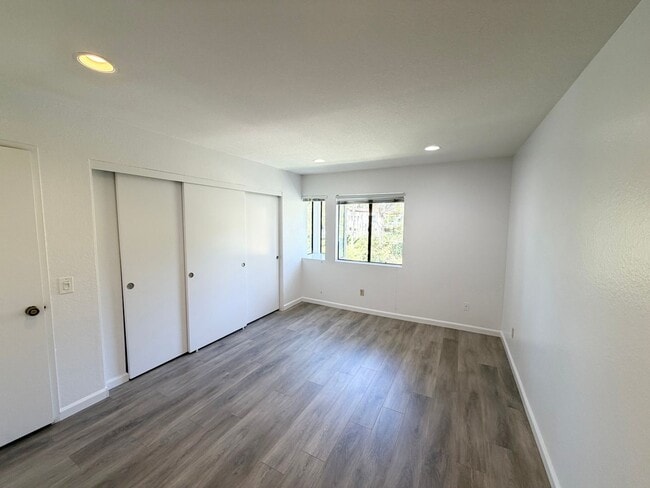 Building Photo - 22734 Lakeway Dr