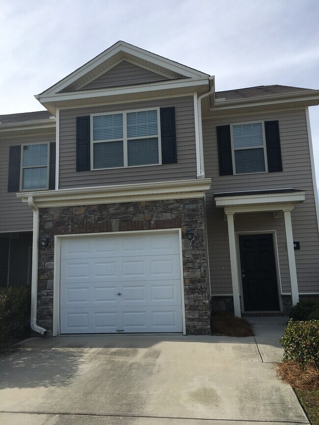 Building Photo - Townhome Available in Richmond Hill City Limits!