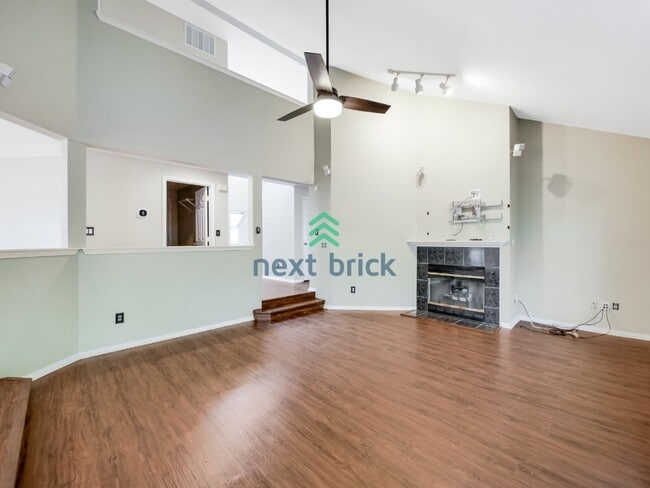 Building Photo - Spacious 3 Bedroom 2.5 Bath Highland Park Home.