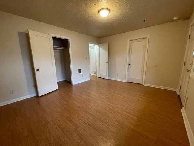 Building Photo - Charming 1 bedroom available in Woodlawn T...