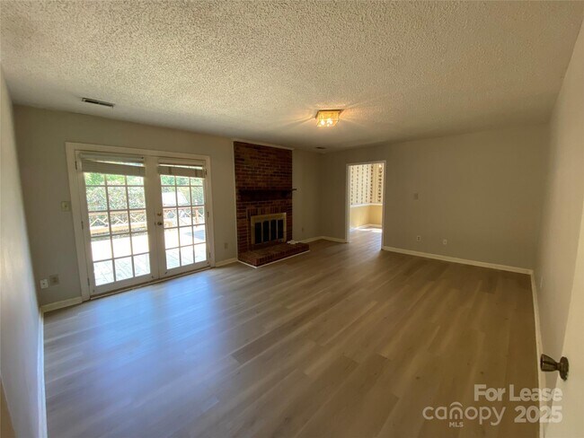 Building Photo - 1025 Thornsby Ln