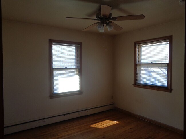 Building Photo - 1135