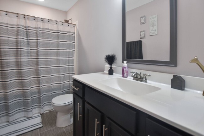 Building Photo - Pet Friendly Three Bedroom!