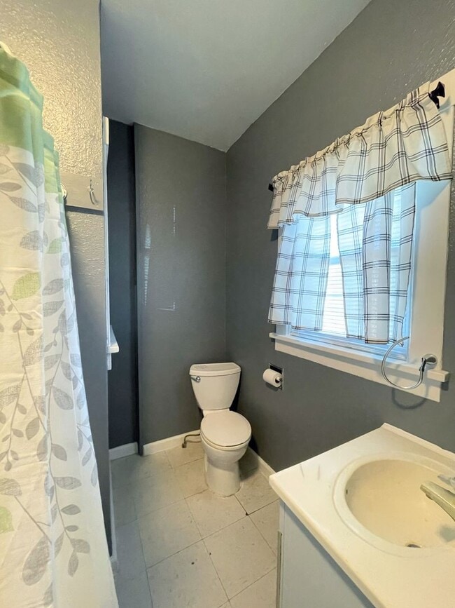 Building Photo - Clean 1 bedroom home