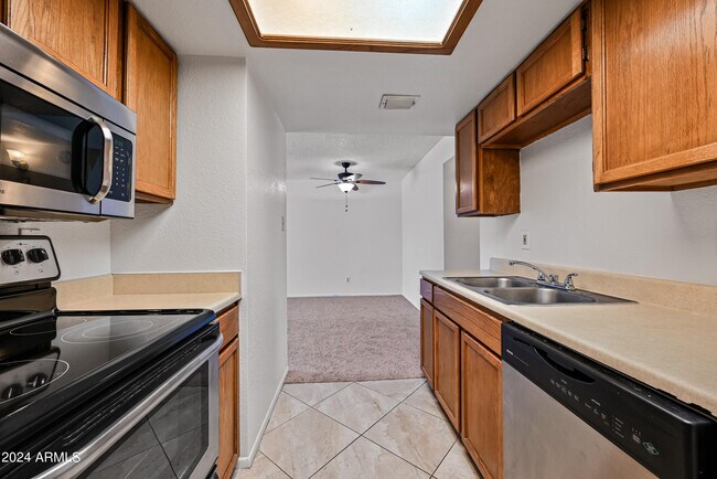 Building Photo - 4211 E Palm Ln