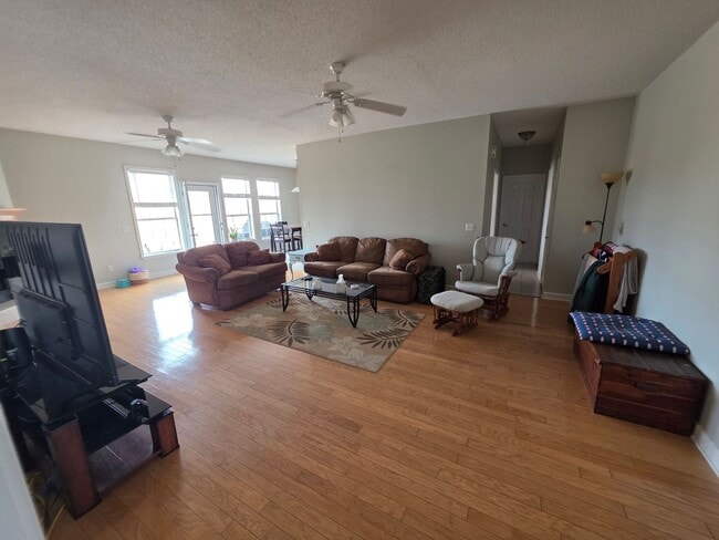 Building Photo - Available March! Non-Furnished Unit!