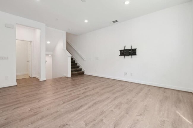 Building Photo - 275 Carmona