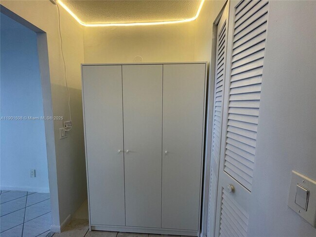 Building Photo - 1817 S Ocean Dr