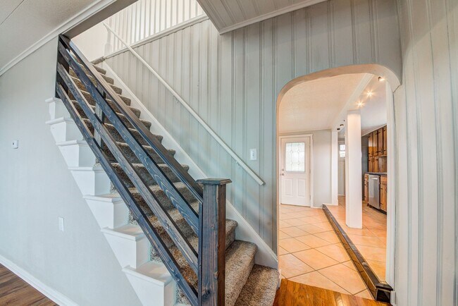 Building Photo - AVAILABLE JUNE 2026 -  4 Bedroom Full Renovation w/ Stunning Hilltop View & Central AC!