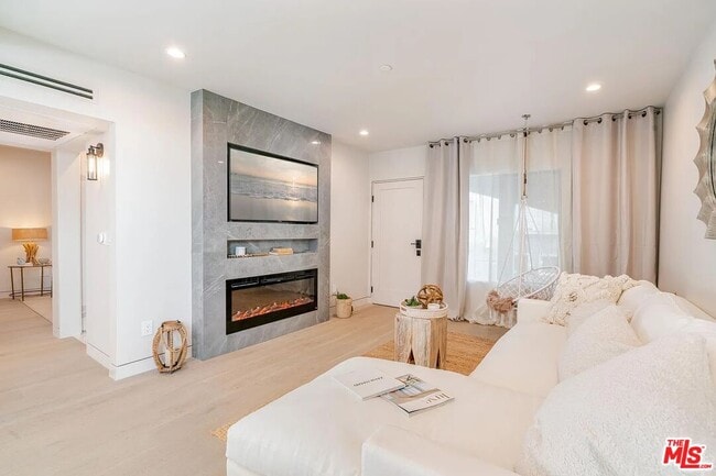 Building Photo - 2805 3rd St