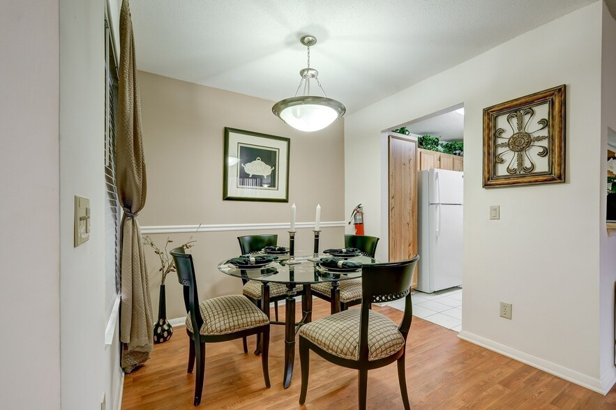 2BR, 2BA - 1,000SF - Dining Room - Verandas on the Green Apartment Homes