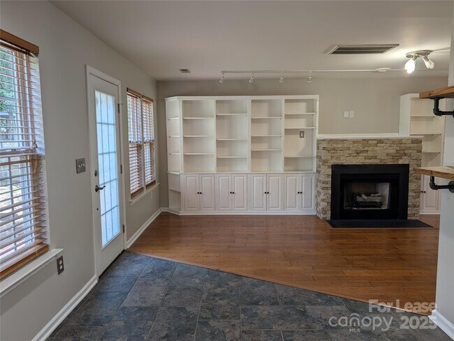 Building Photo - 9935 Redbud Tree Ct